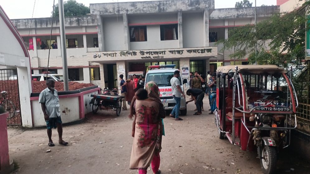 গৃহবধূর ঝুলন্ত মরদেহ দেখতে এসে কৃষকের মৃত্যু